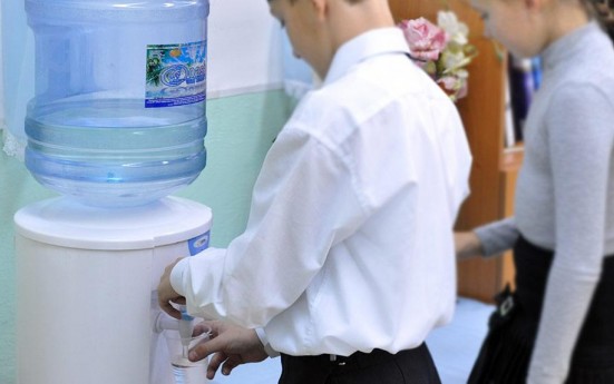 ​По требованиям СанПиН в каждой школе у учеников должен быть постоянный доступ к воде