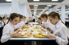 Путин подписал закон о бесплатном двухразовом питании детей с ОВЗ в школах